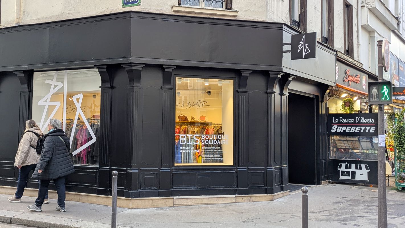 BIS Boutique Solidaire : la friperie engagée qui allie style et bonnes actions bis-boutique-solidaire-alesia-vitrine